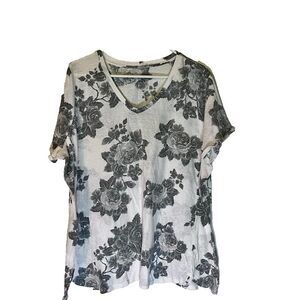 Lane Bryant Cottagecore Casual Classic White w/Gray Roses V-Neck Tee 22/24